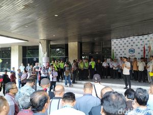 2 Bulan Tak Digaji, Pegawai BUMN PT INTI Demo Depan Kantor