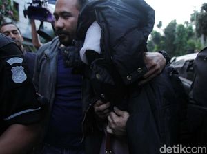 Aulia Kesuma Tiba di Polda Metro dengan Kepala Tertunduk