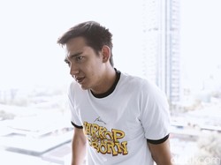 Jelang Libur Nataru, Adipati Dolken Cuma Diam di Rumah hingga Main Sliding