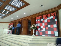 DPR Hias Ruang Paripurna Jelang Peringatan HUT Ke-74