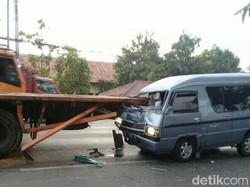 Mobil Travel Hantam Truk Kontainer di Tegal, Satu Orang Tewas