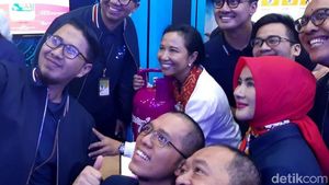 Rini Semringah Keliling Pameran Pertamina