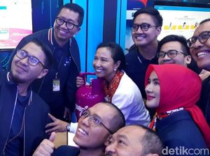 Rini Semringah Keliling Pameran Pertamina