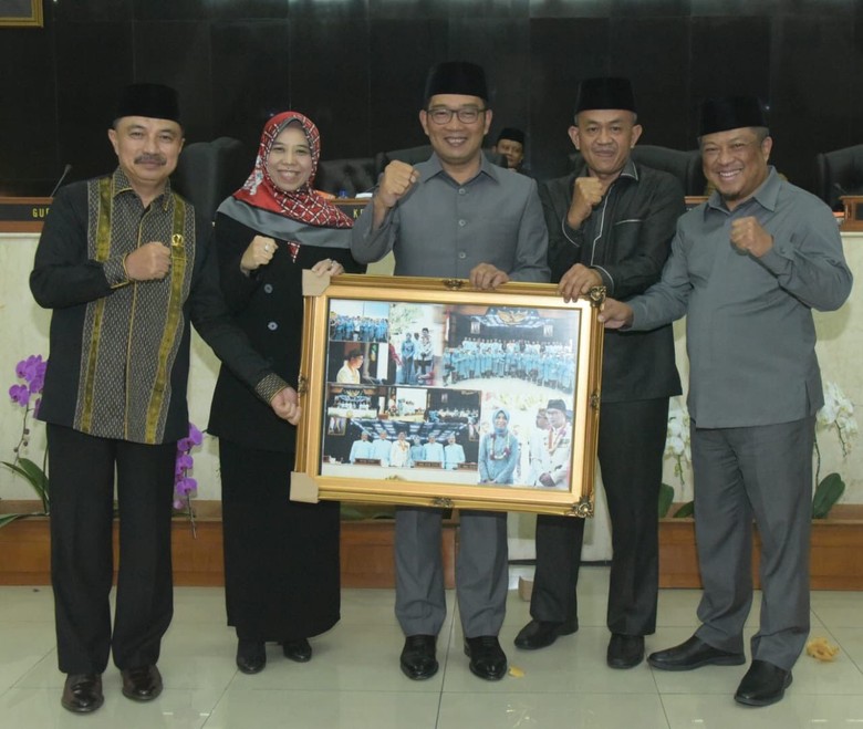 Rapat paripurna DPRD Jabar menetapkan tiga rancangan peraturan daerah  Dprd Jabar Sahkan 3 Peraturan Daerah Wacana Kesehatan Hingga Rt/Rw