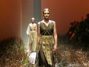 10 Tahun Berkarya, Hian Tjen Hadirkan Koleksi Gaun Bertema Amish