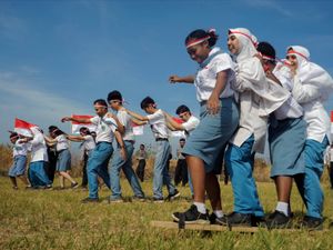 pelajar multi etnis bekerja sama dalam lomba bakiak