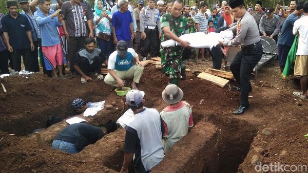 4 Kerangka Korban Pembunuhan di Banyumas Dimakamkan