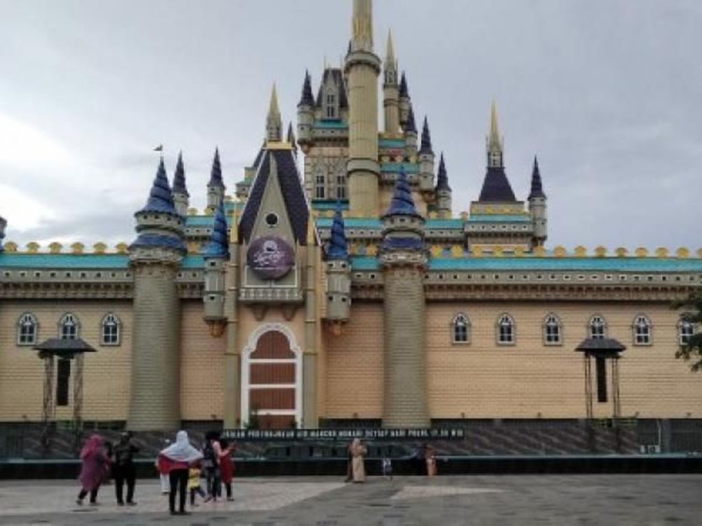 Ini Kembaran Disneyland dari Surabaya Ini Kembaran Disneyland dari Surabaya