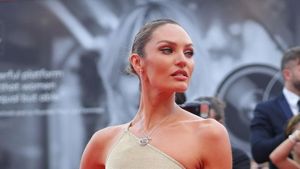 Foto: Adu Gaya Seksi Model Victorias Secret di Venice Film Festival