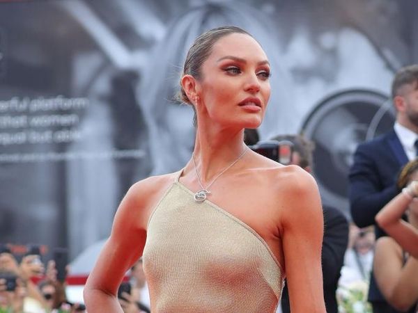 Foto: Adu Gaya Seksi Model Victorias Secret di Venice Film Festival