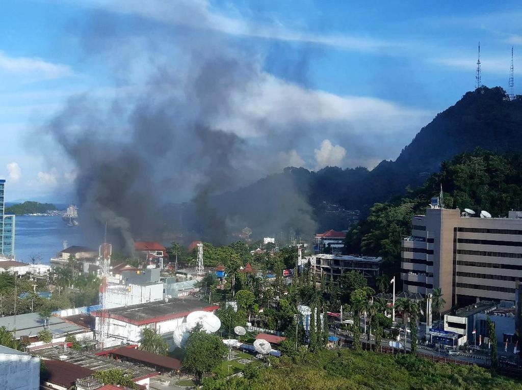 Hingga Pagi Ini Komunikasi Via Telepon-Internet di Jayapura Masih Terputus Hingga Pagi Ini Komunikasi Via Telepon-Internet di Jayapura Masih Terputus