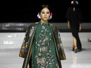 Foto: Keindahan Batik Cirebon Karya Yongki Budisutisna di JFFF 2019