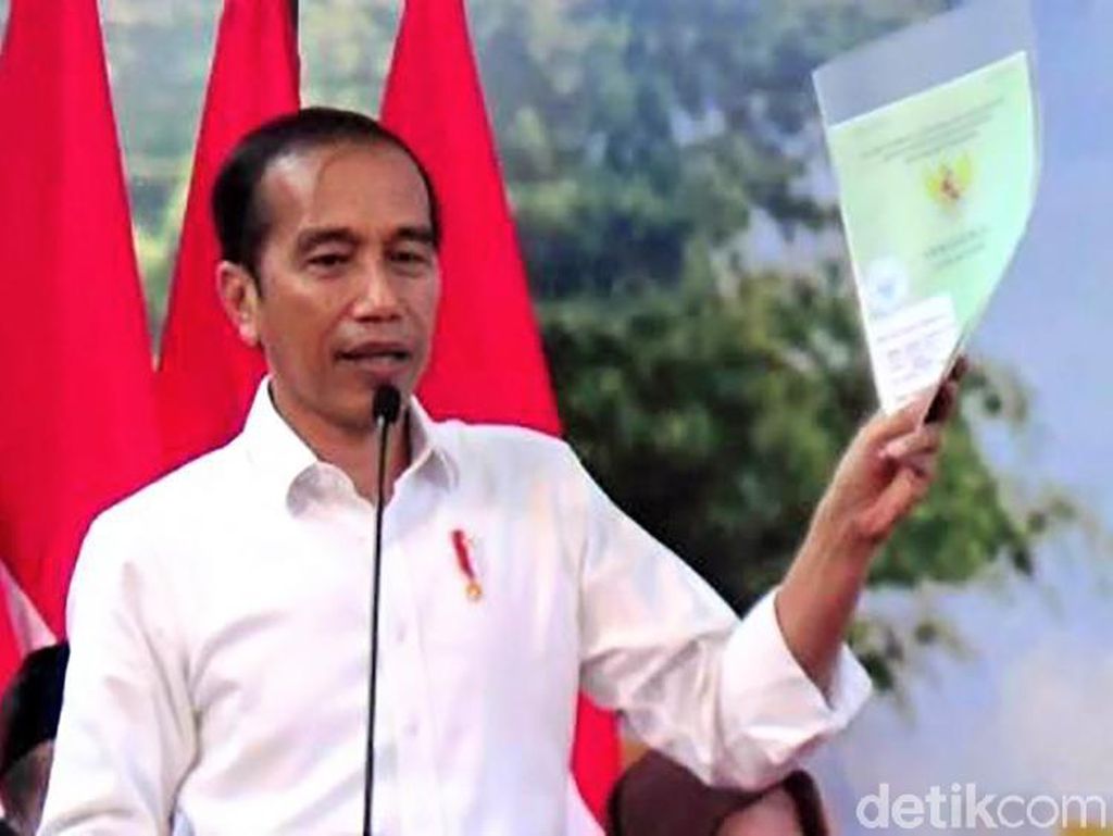 Bagikan Sertifikat Tanah di Sumut, Jokowi: Jangan Dipakai Beli Mobil Bagikan Sertifikat Tanah di Sumut, Jokowi: Jangan Dipakai Beli Mobil