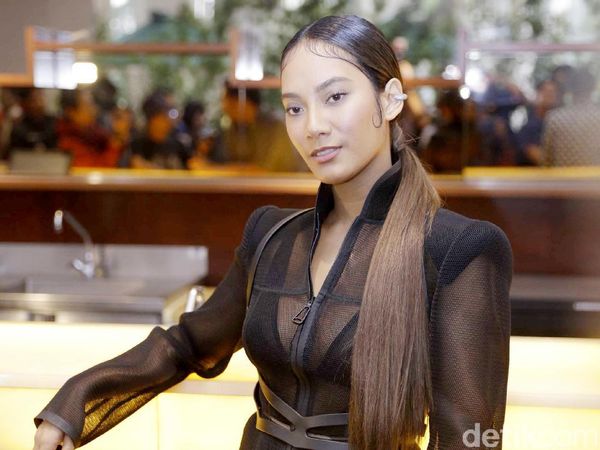 Seksinya Tara Basro dengan Dress Transparan di Premiere Gundala
