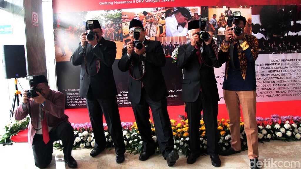 Ketika Pimpinan DPR Bergaya Bak Fotografer