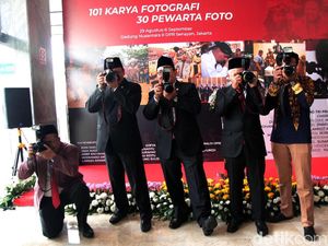 Ketika Pimpinan DPR Bergaya Bak Fotografer