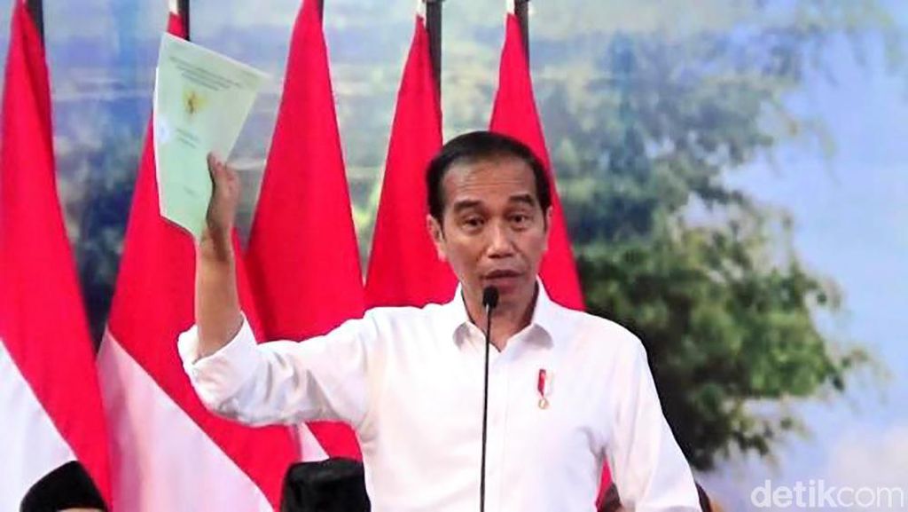 Jokowi Bagi-bagi Sertifikat di Purworejo Jokowi Bagi-bagi Sertifikat di Purworejo