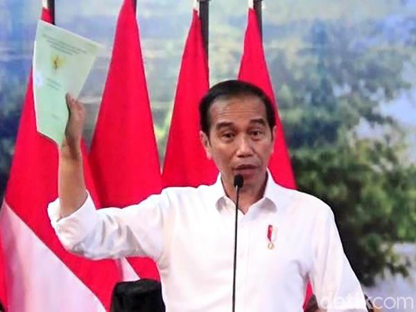 Jokowi Bagi-bagi Sertifikat di Purworejo