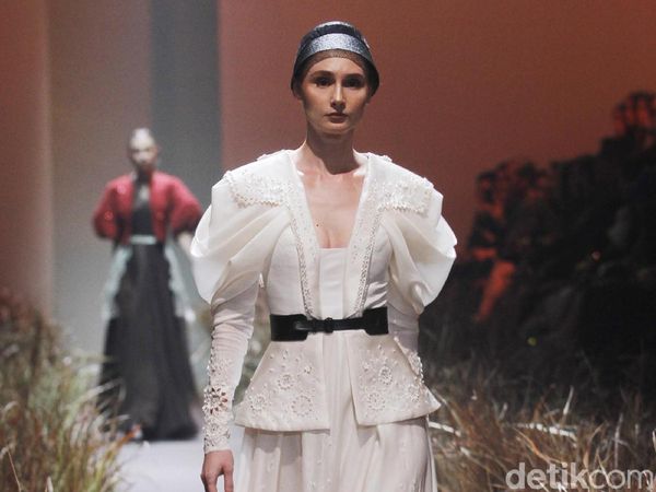 Foto: 20 Koleksi Gaun Couture Hian Tjen Rayakan 10 Tahun Berkarya