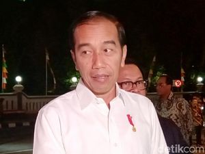Jokowi Terpingkal-pingkal Dihibur Wayang dan Pelawak Kirun di Purworejo