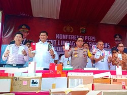 Polisi Tangkap Penyelundup Ribuan HP Ilegal dari China