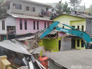 53 Rumah dan Vila Ilegal di Puncak Dibongkar 53 Rumah dan Vila Ilegal di Puncak Dibongkar