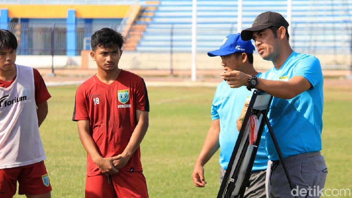 Nilmaizar mengubah program latihan Persela Lamongan karena penundaan jadwal dengan Persija Jakarta di Liga 1 2019. (Foto: Eko Sudjarwo/detikcom)