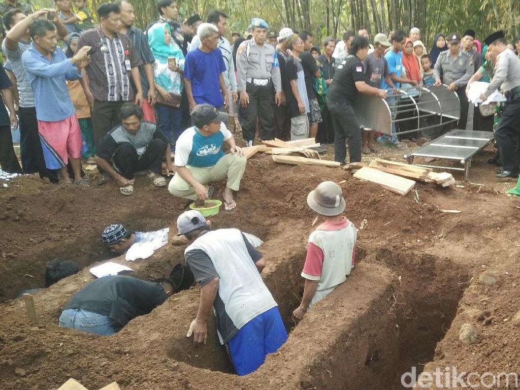 4 Kerangka Korban Pembunuhan 2014 Silam Dimakamkan Berdampingan 4 Kerangka Korban Pembunuhan 2014 Silam Dimakamkan Berdampingan