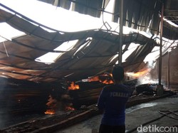 Pabrik Mebel di Jepara Dilahap si Jago Merah, 1 Orang Terluka