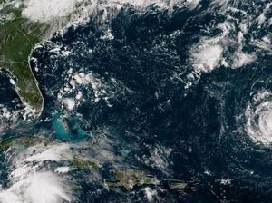 Trump Usulkan Hancurkan Badai dengan Bom Nuklir, Apa Bisa?