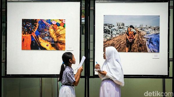 Antusiasnya Siswa SD Melihat Rekam Jakarta Dalam Foto