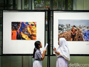 Antusiasnya Siswa SD Melihat Rekam Jakarta Dalam Foto
