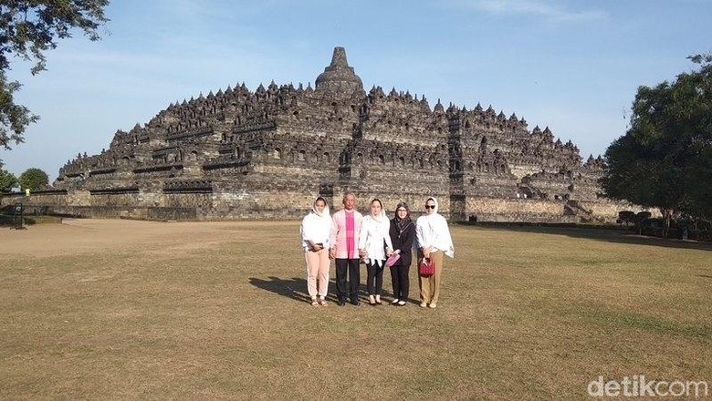 Raja Malaysia bersama keluarga mengunjungi Candi Borobudur (Eko Susanto/detikcom) Raja Malaysia bersama keluarga mengunjungi Candi Borobudur (Eko Susanto/detikcom)