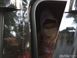 Tiba di Polda Metro, Aulia Kesuma Tersangka Pembunuh Suami-Anak Tiri Tertunduk