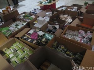 Gerebek Pasar Terong Makassar, Polisi Sita Puluhan Dus Bahan Kosmetik Ilegal