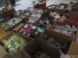 Gerebek Pasar Terong Makassar, Polisi Sita Puluhan Dus Bahan Kosmetik Ilegal