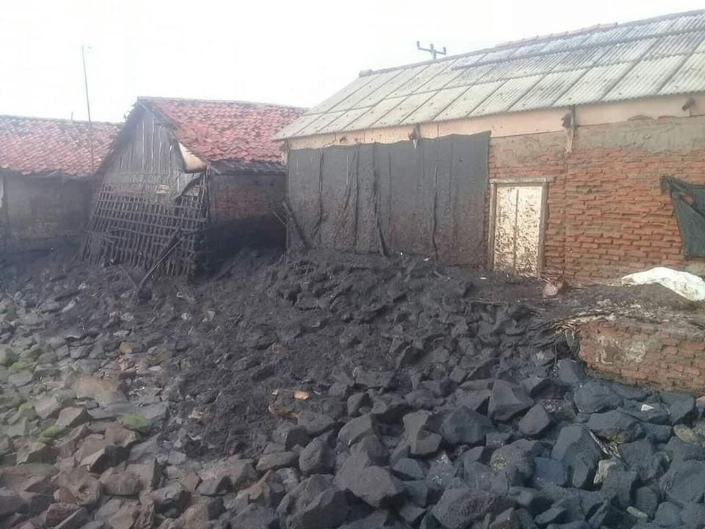 Tumpahan Minyak Terjang Rumah di Karawang, 20 Keluarga Mengungsi