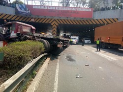 Pecah Ban, Truk Trailer Oleng Lalu Tabrak Mobil di Tol JORR