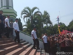 Jokowi Bagi-bagi Buku dan Kaus Usai Salat Jumat di Magelang