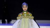 Foto: Koleksi Busana Muslim Norma Hauri yang Mengangkat Tenun Bali