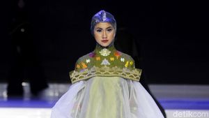 Foto: Koleksi Busana Muslim Norma Hauri yang Mengangkat Tenun Bali