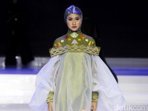 Foto: Koleksi Busana Muslim Norma Hauri yang Mengangkat Tenun Bali Foto: Koleksi Busana Muslim Norma Hauri yang Mengangkat Tenun Bali
