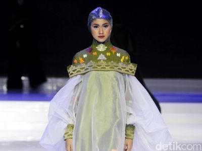 Foto: Koleksi Busana Muslim Norma Hauri yang Mengangkat Tenun Bali