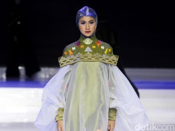 Foto: Koleksi Busana Muslim Norma Hauri yang Mengangkat Tenun Bali