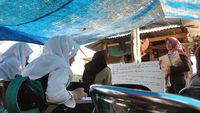 Siswa SMP di Kabupaten Bogor Belajar di Halaman Rumah Warga