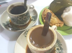 Warung Kopi Asiang : Nikmatnya Racikan Kopi Naked Barista yang Legendaris