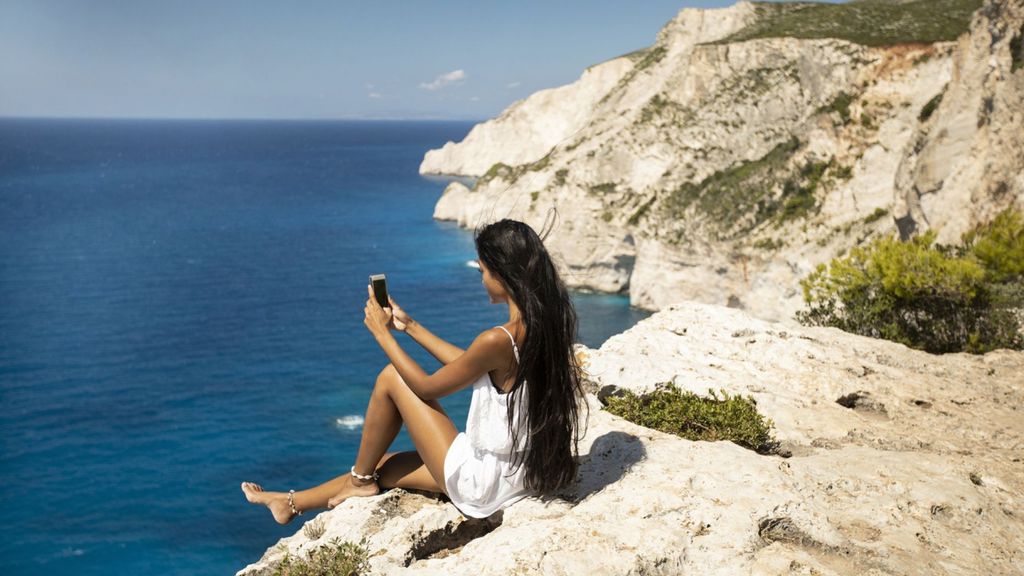 Ilustrasi Turis selfie