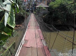 Penampakan Jembatan Gantung di Jagakarsa, Kondisinya Memprihatinkan!