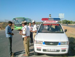 Unik! Polisi Ini Tilang Pemotor Tanpa Helm Pakai Permen