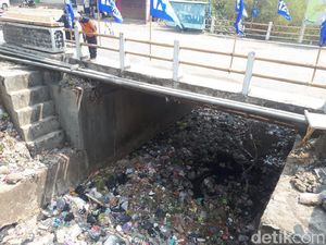 Jorok Sekali, Sungai Kalong Brebes Penuh Sampah dan Bau